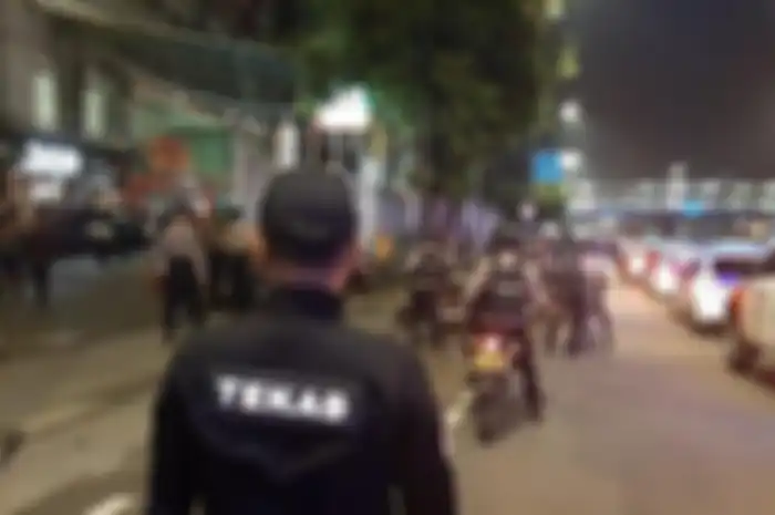 Polisi menggelar operasi simpatik untuk mengingatkan warga agar tidak berkerumun untuk mengantisipasi penyebaran virus corona.  