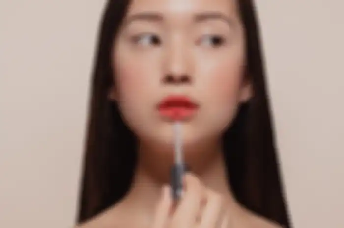 Memakai lip tint