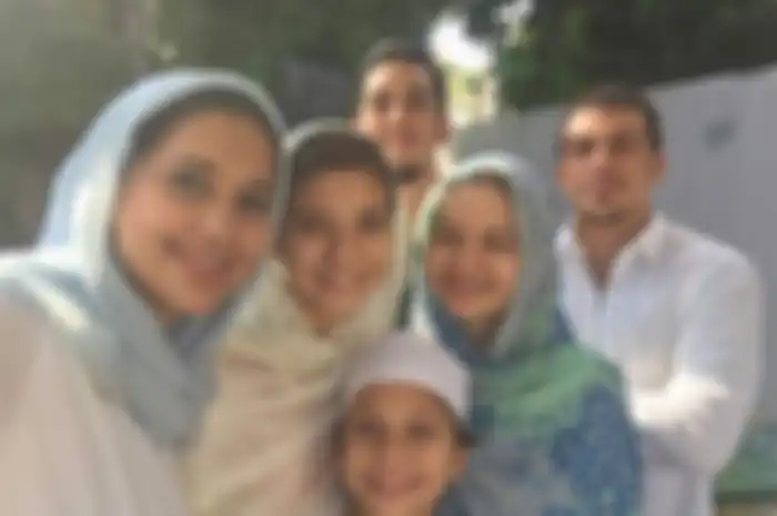 Potret Ayu Azhari bersama anak-anaknya