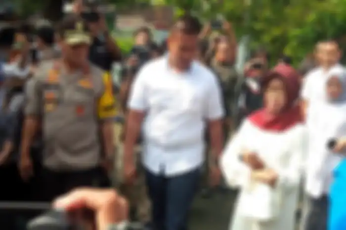 Ibunda calon presiden petahana Joko Widodo (Jokowi), Sujiatmi Notomiharjo tiba di TPS 38 Kelurahan Manahan, Kecamatan Banjarsari, Solo, Jawa Tengah, Rabu (17/4/2019). 