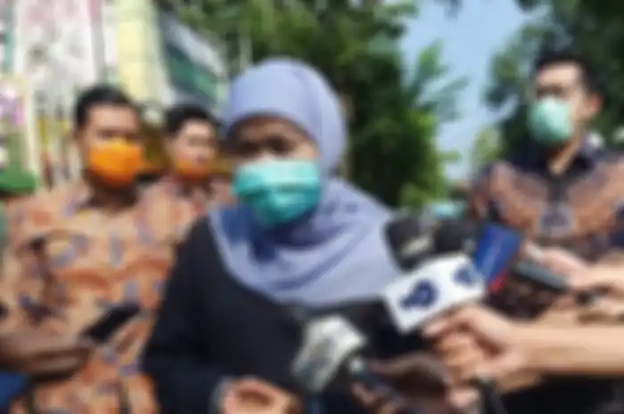 Gubernur Jatim Khofifah Indar Parawansa usai melayat di rumah duka almarhumah Ibunda Presiden Jokowi, Sujiatmi Notomiharjo di Sumber, Solo, Jawa Tengah, Kamis (26/3/2020).