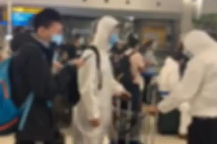 Tangkapan layar video bernarasikan ketibaan tim medis asal China di Indonesia yang beredar di media sosial.