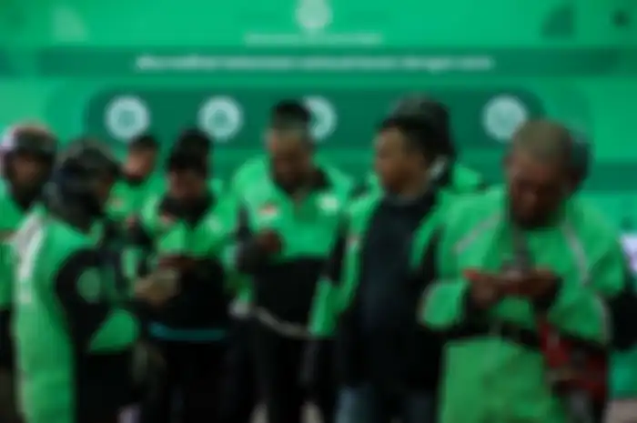 engemudi ojek online menunggu penumpang di Kawasan Stasiun Sudirman, Jakarat Pusat, Rabu (11/3/2020). Kementerian Perhubungan (Kemenhub) resmi menaikan tarif ojek online untuk zona 2 atau wilayah Jabodetabek pada 16 Maret 2020. Kemenhub memutuskan untuk menaikan tarif batas bawah (TBB) ojol sebesar 