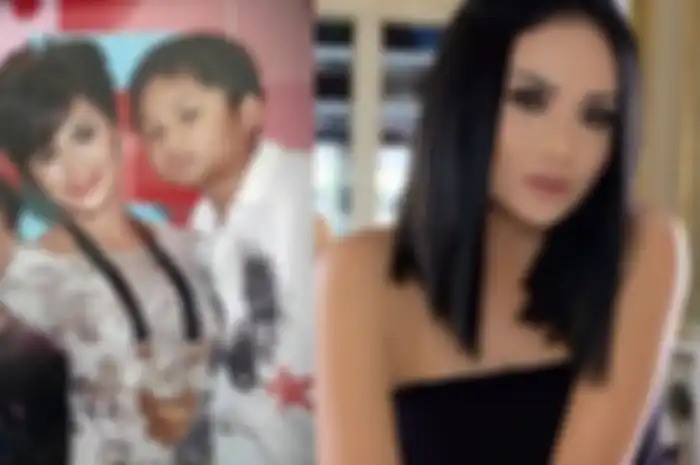 Krisdayanti bersama kedua anaknya, Aurel Hermansyah dan Azriel Hermansyah.