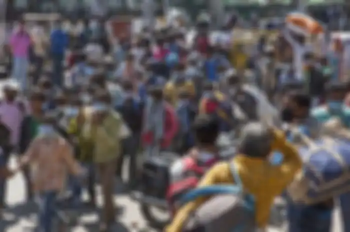 Seorang pekerja migran berusia 40 tahun di India yang berjalan ke kampung halamannya karena lockdown, pingsan lalu meninggal dunia.