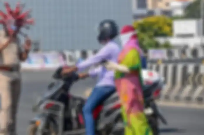 polisi India pake helm corona untuk negakin larangan keluar rumah saat lockdown