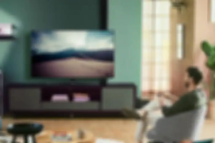 Ilustrasi nonton smart TV Samsung Crystal UHD 4K  lewat layanan fixed broadband