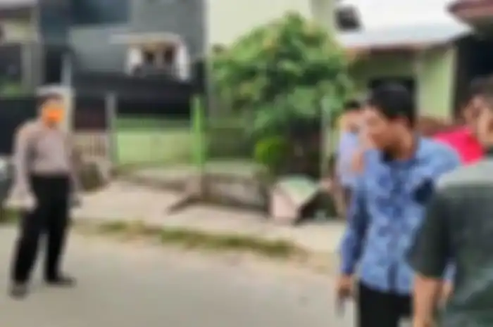 Anggota DPRD Medan dari Fraksi PAN, Edi Saputra mengamuk saat dilarang polisi menyalatkan jenazah PDP Corona