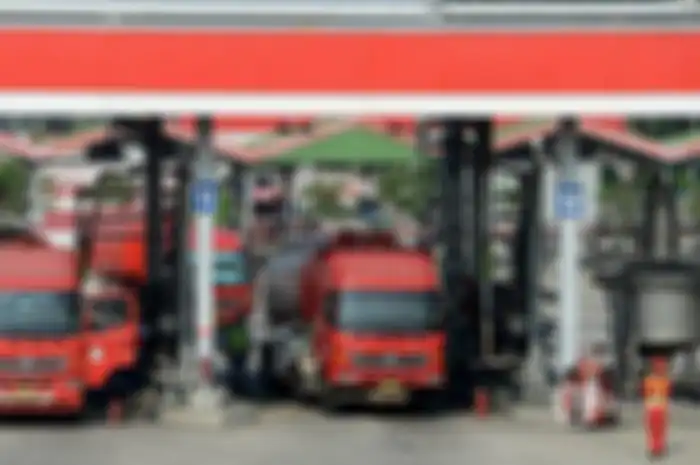 Aktivitas pengisian truk-truk tangki untuk distribusi bahan bakar minyak (BBM) di Depo BBM Pertamina di Plumpang, Jakarta 