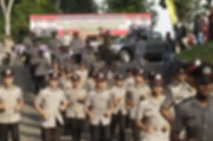 Sejumlah anggota polisi berlari menuju gedung pertemuan setelah pembukaan pendidikan Setukpa Polri angkatan ke-49 oleh Kapolri Jenderal (Pol) Idham Aziz di Sukabumi, Jawa Barat, Selasa (3/3/2020) 
