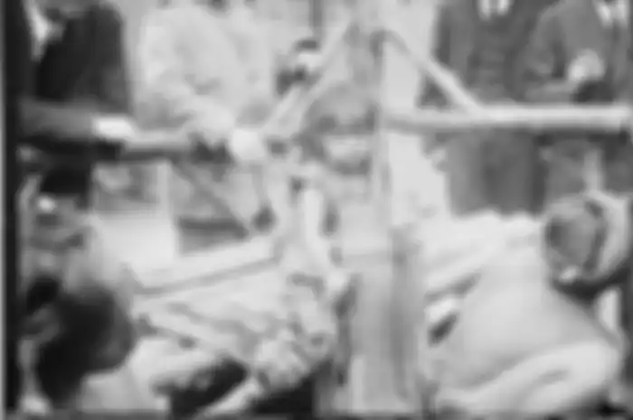 Seorang bayi Filipina dan keluarganya di dalam kebun binatang manusia di NYC, AS pada tahun 1906.