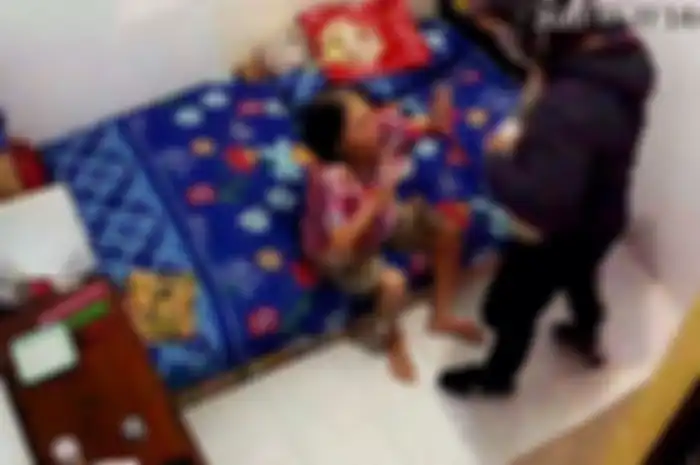 Tangkapan layar rekaman kamera pengawas saat ketiga rampok menyekap seorang perempuan lanjut usia saat beraksi di sebuah rumah di Jalan Pangeran Natakusuma, Pontianak, Kalimantan Barat, Jumat (27/3/2010).