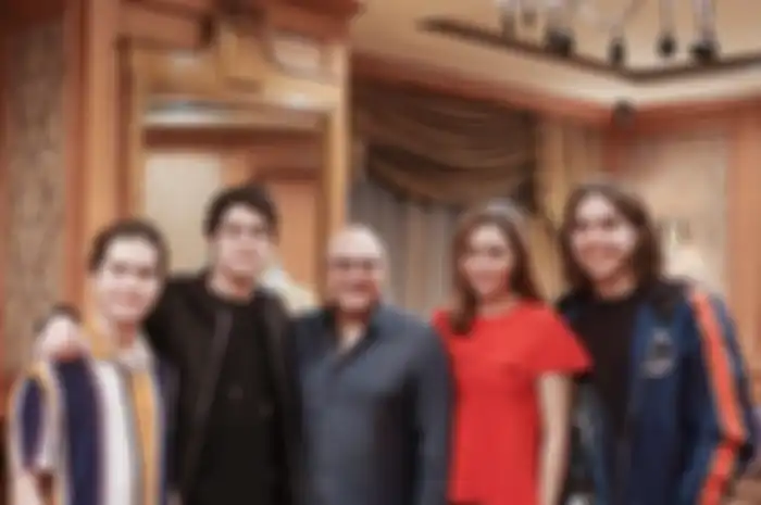 Al, El, dan Dul bersama Maia Estianty dan ayah sambungnya
