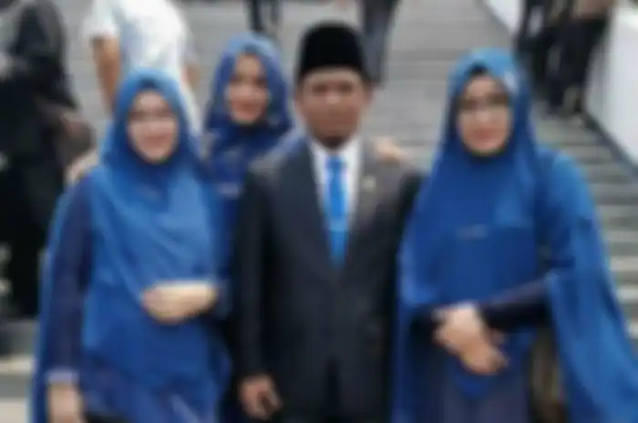 Lora Fadil dengan ketiga istrinya