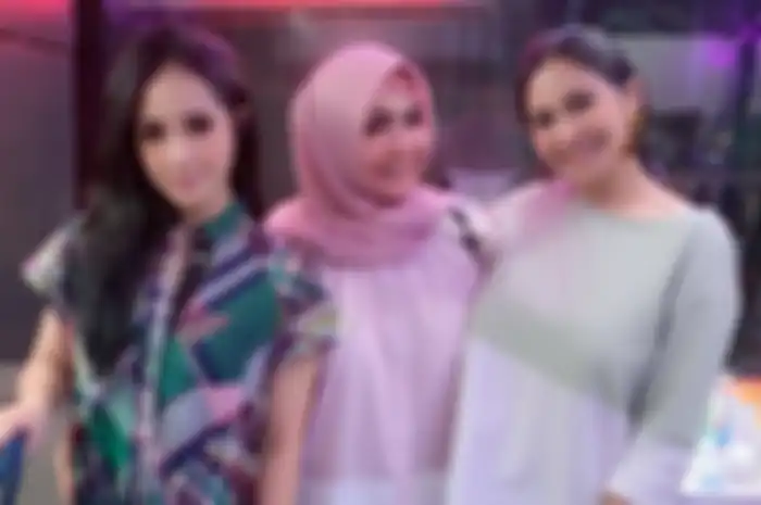 Rieta Amilia dan kedua putriny 