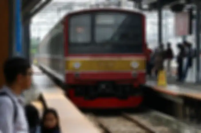 Pengguna KRL hanya bisa menaiki kereta dengan cara tap kartu. Bisa menggunakan kartu KMT