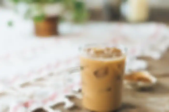Es kopi susu gula aren yang semakin memikat penikmat kopi di Indonesia.