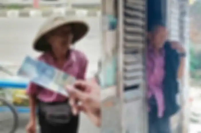 Kakek penjual rujak ini banjir rezeki usai ditipu oknum tak bertanggung jawab dibayar dengan uang palsu hingga dirinya rugi