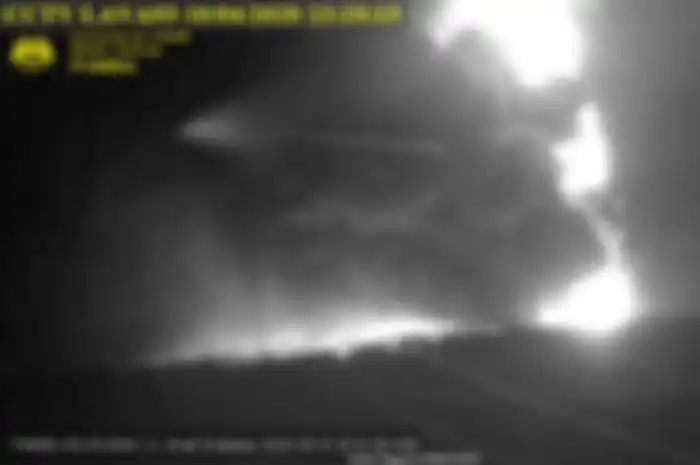 Gunung Anak Krakatau meletus