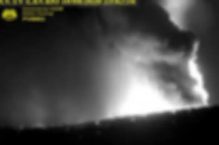 BREAKING NEWS: Gunung Anak Krakatau Meletus dan Kini Berada pada Level Waspada, Ini Foto-fotonya