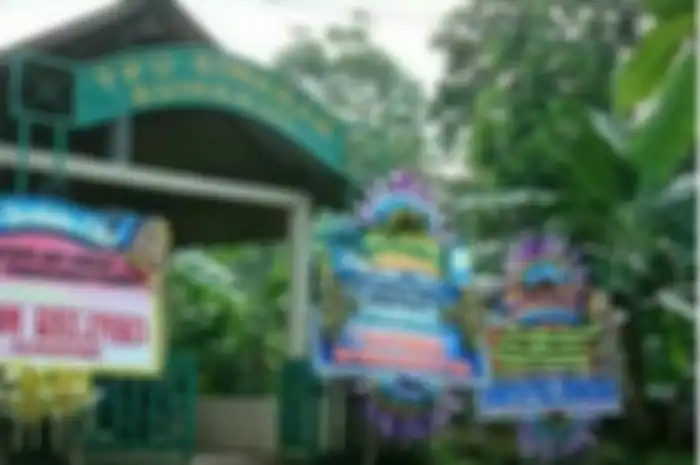 Karangan bunga memenuhi TPU Sewakul, Semarang, disebut sebagai tanda bela sungkawa atas matinya hati nurani