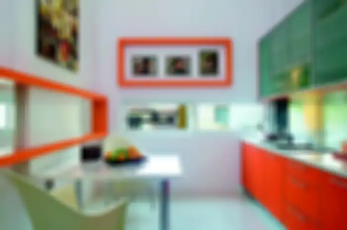Ilustrasi-Warna oranye pada dapur mungil. 