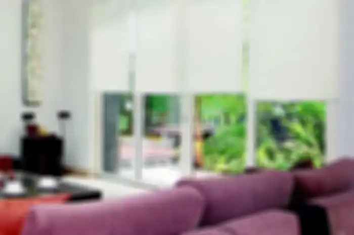 Menjadi pengontrol saat cuaca terik, roller blind bikin suasana temaram saat malam.