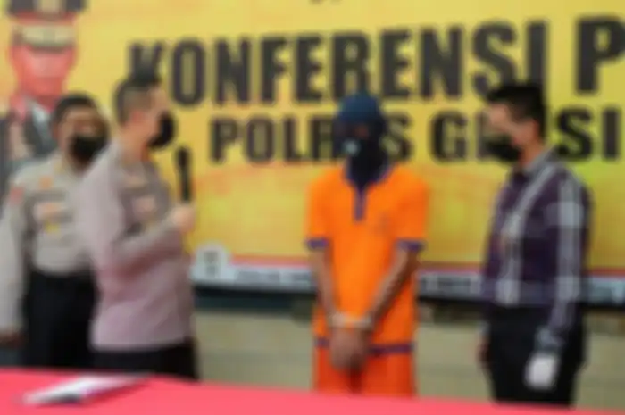 Kapolres Gresik AKBP Kusworo Wibowo saat menanyai Jebpar, pelaku pembunuhan yang mayatnya dibuang di exit tol Kebomas dalam video conference, Selasa (14/4/2020).