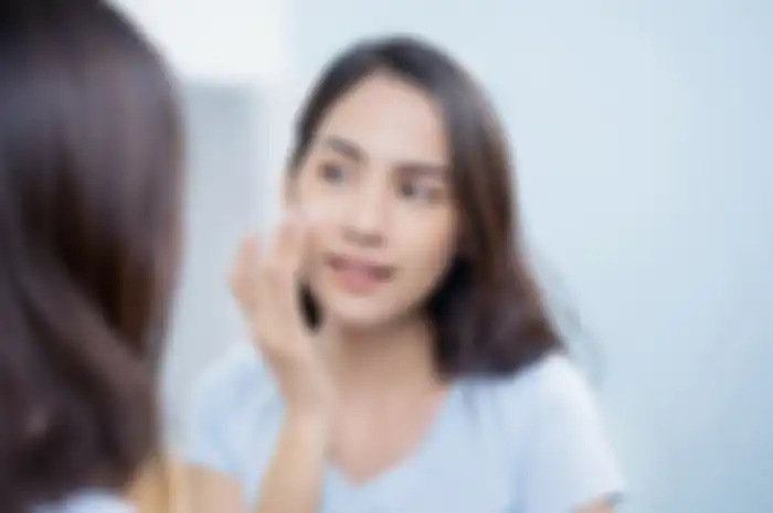 Ilustrasi pengaplikasian skincare di wajah