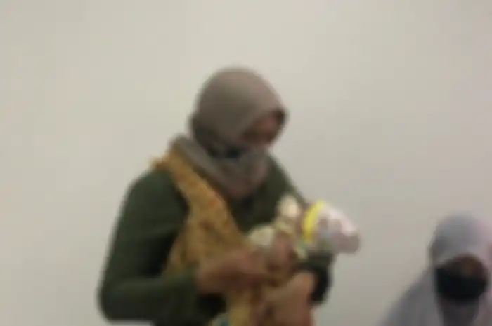 Bayi usia pekan saat digendong neneknya di klinik kesehatan gratis di Baznas Provinsi Kalimantan Timur Jalan Harmonika, Samarinda, Jumat (17/4/2020). 