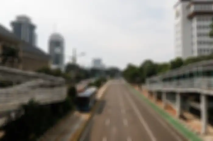 Lalu lintas di Jalan MH Thamrin, Jakarta Pusat pada akhir pekan, Sabtu (18/4/2020). Pemerintah Provinsi (Pemprov) DKI Jakarta resmi menerapkan pembatasan sosial berskala besar ( PSBB) mulai 10 hingga 23 April 2020. Dampak dari adanya aturan ini, membuat kondisi dan situasi lalu lintas pada akhir pek