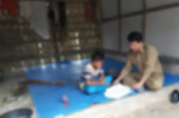 Cerita Pak Guru Avan "langgar" imbauan pemerintah agar muridnya tetap mendapat pelajaran. 