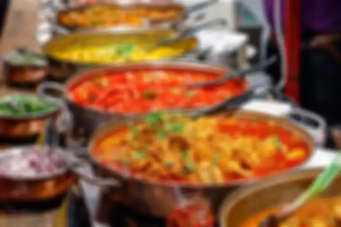 Jangan langsung makan berat saat buka puasa.