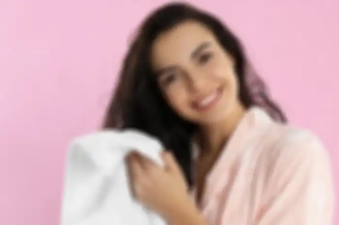 Rambut basah habis keramas bisa cepat kering tanpa hair dryer.