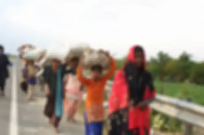 Banyak buruh perempuan dan anak-anak mudik saat ditemui di Agra. Mereka berjalan kaki hingga lebih dari 250 km karena kebijakan lockdown di India (22/4/2020).