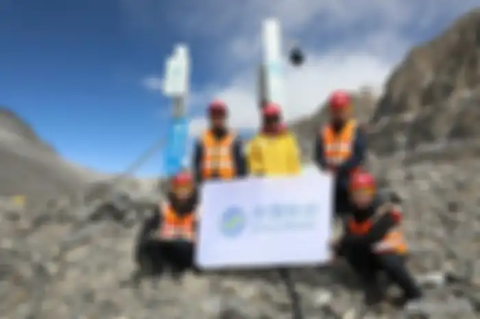 Tim dari China Mobile yang memasang jaringan 5G di Everest