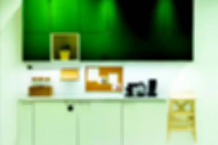 Finishing warna tak biasa dan aksen kabinet terbuka jadi salah satu cara bikin sentuhan personal pada dapur modular.