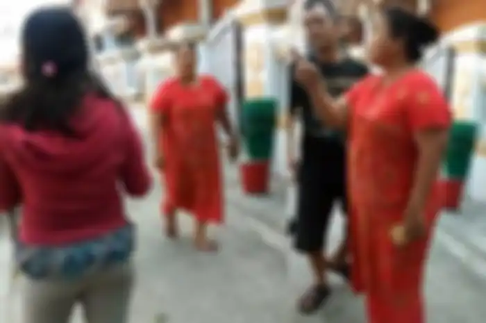 Viral, hanya karena tanya jatah sembako, wanita ini dihajar Bu RT hingga babak belur.