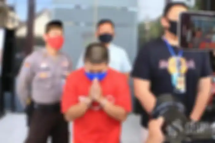 Tersangka penghina Nabi Muhammad SAW saat menangis dan meminta maaf di hadapan publik, Jumat (24/4/2020).