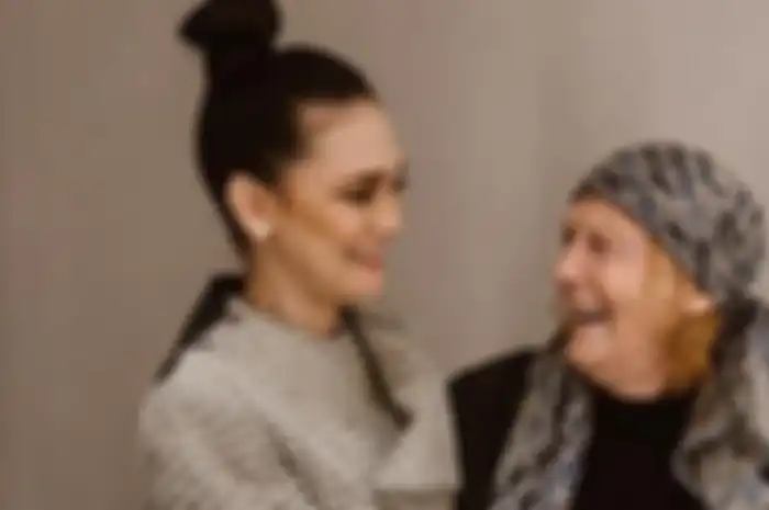 Luna Maya dan sang ibunda, Desa Maya