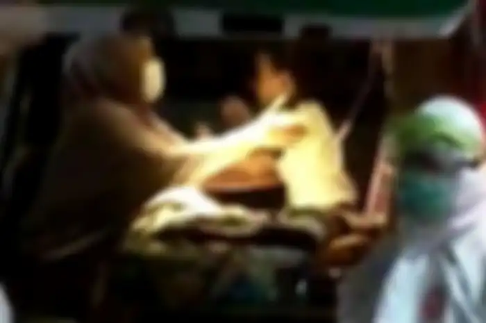 Seorang ibu dan anak yang dinyatakan positif Covid-19 sedang berpelukan ketika akan dibawa tim medis ke RS Darurat Covid-19 Wisma Atlet Kemayoran Jakarta pada 20 April 2020.