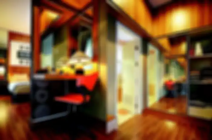 Meja rais yang hemat tepat menyatu dengan walk-in closet.