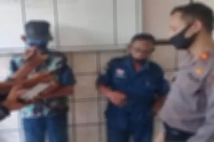 Polisi saat mengamankan dua dari tiga pelaku yang terlibat praktik pungli di 142 toko, Kecamatan Pasar Kliwon Solo, Senin (27-4-2020). 