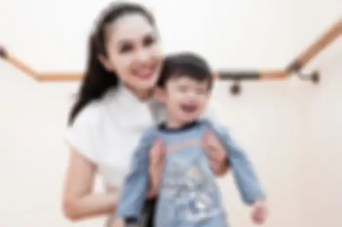 Gaya berjemur anak artis Sandra Dewi, Raphael Moeis jadi sorotan netizen  
