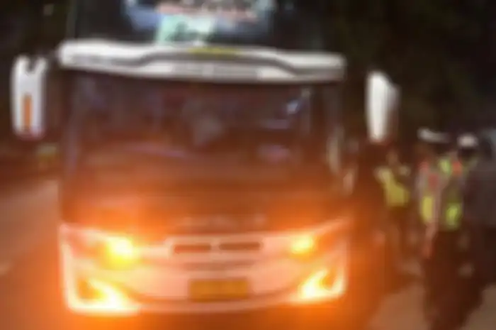 Bus yang diberhentikan petugas gabungan di perbatasan, temukan enam pemudik bersembunyi di kolong jok dan toilet