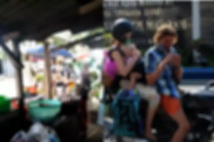 Seorang bule rela ngamen di pasar dengan membawa anak dan istri karena tak bisa pulang ke Rusia
