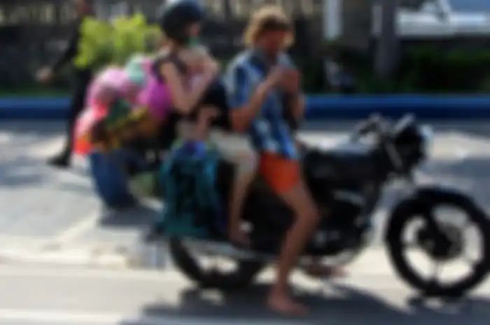 WNA Rusia bersama Anak dan Istrinya terpaksa harus dipulangkan ke Kantor Konsulat Rusia di Bali, karena kedapatan. mengamendan mencari nafkah di Lombok.
