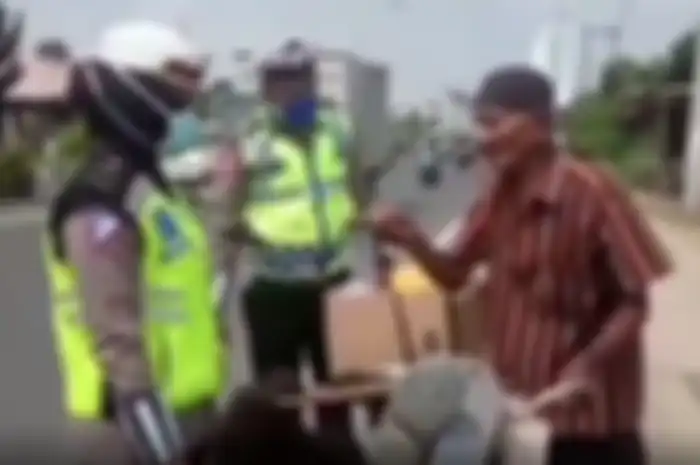 Seorang kakek yang menolak pakai masker saat kena razia oleh petugas.