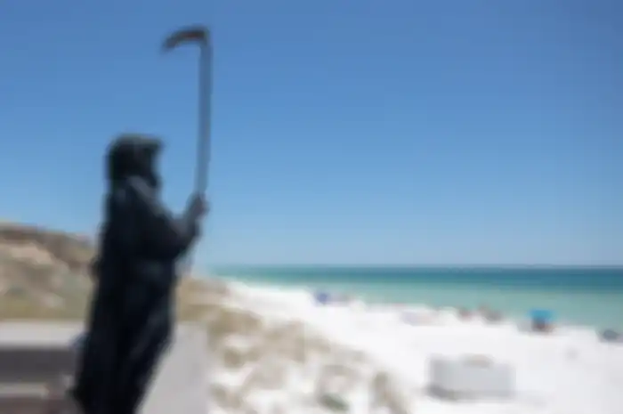 Daniel mengenakan kostum Grim Reaper untuk memperingatkan orang-orang yang mengunjungi pantai saat pandemi corona
