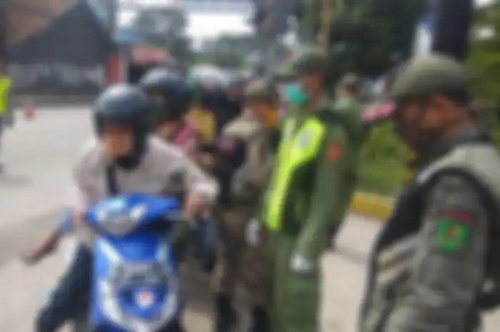 Ilustrasi pemeriksaan pengendara sepeda motor di PSBB Bandung